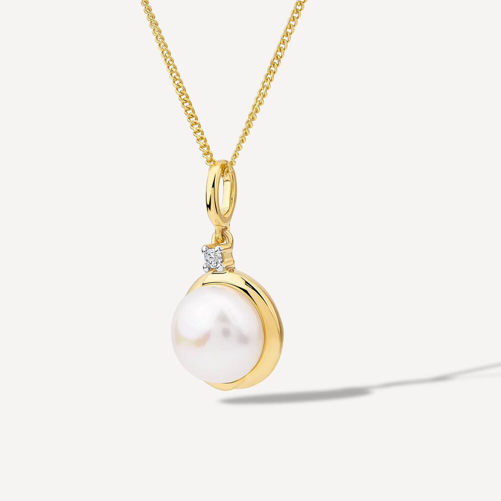 9ct Yellow Gold Diamond Top Freshwater Pearl Gold Rim Pendant image number 1