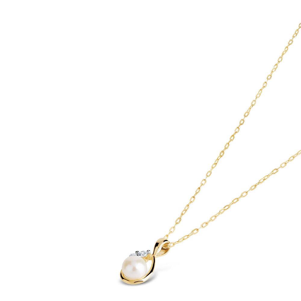 9ct Gold Pearl and Cubic Zirconia Pendant (Chain Included)
