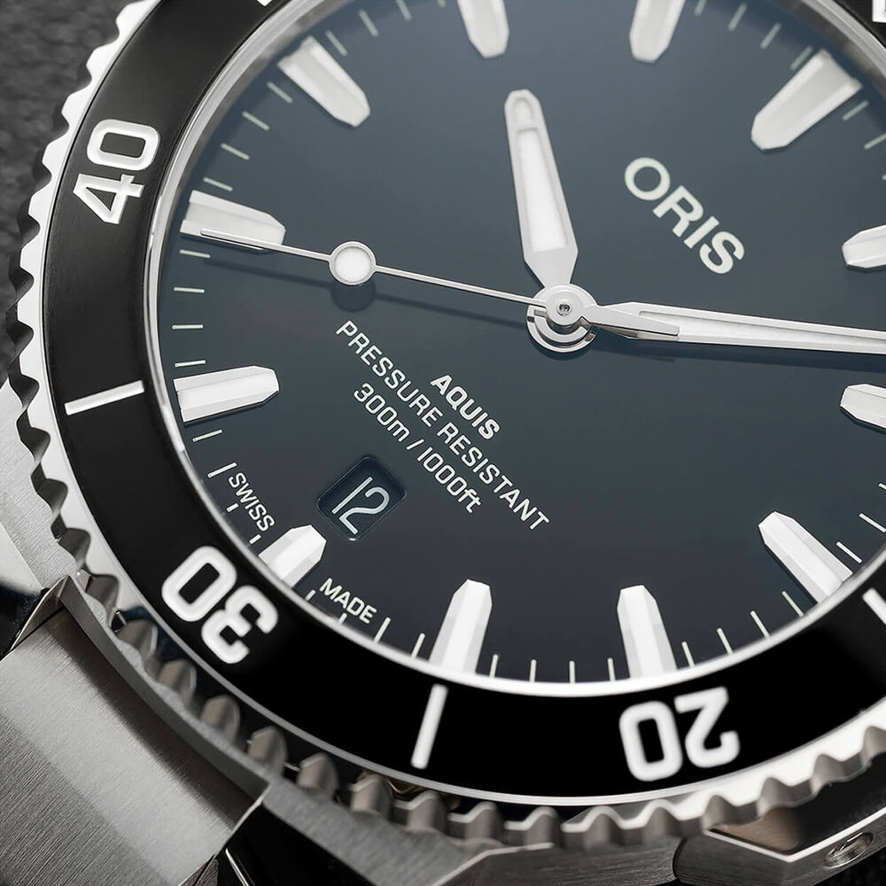 Oris Aquis Date 41.5mm Black Dial Stainless Steel Bracelet Watch