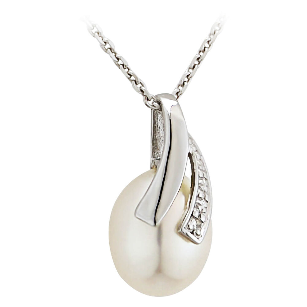 9ct White Gold Pearl and Diamond Pendant image number 0