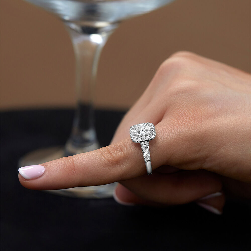 18ct White Gold 1ct Round & Baguette Diamond Square Cluster & Shoulders Ring image number 4