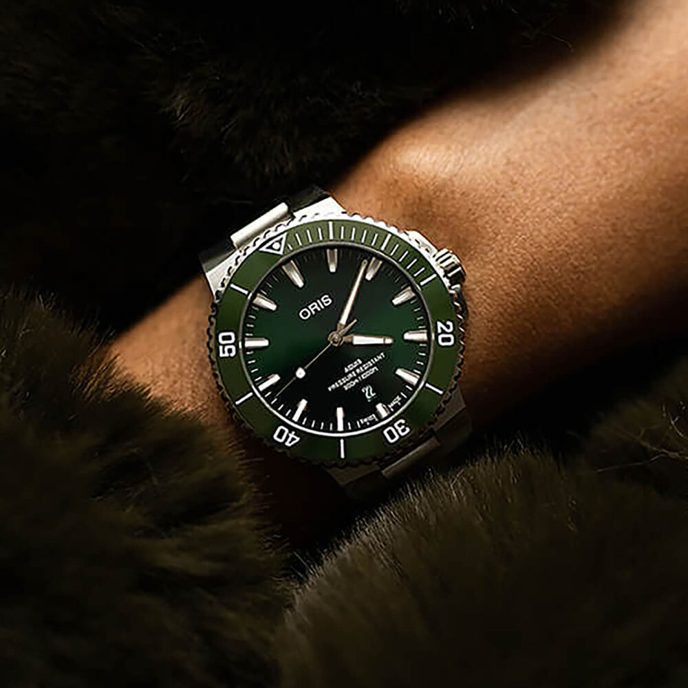 Oris Aquis Date 43.5mm Green Dial Stainless Steel Bracelet Watch image number 5